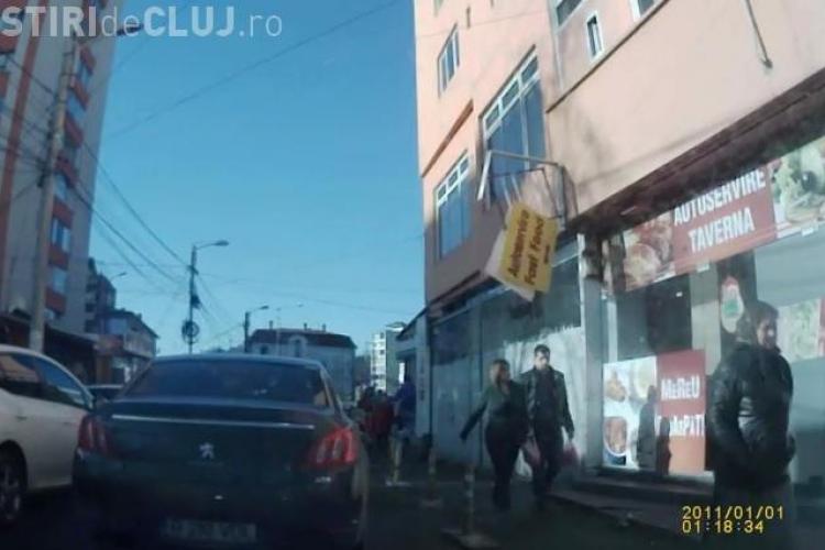 Piața Mihai Viteazu: Reclama unui magazin se prăbușește aproape de capul unui trecător - VIDEO