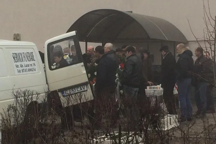 Femeia din Turda și fiul ei, uciși în Italia de soț cu un pistol, au fost înmormântați - FOTO