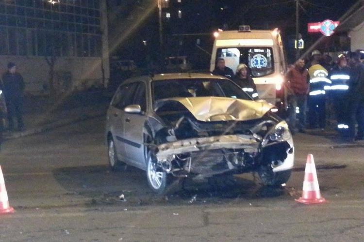 Accident pe Teodor Mihali, lângă căminul Economica 2. O șoferiță a lovit un taxi - VIDEO