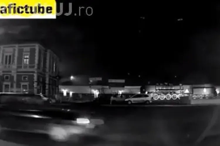 Un șofer din Cluj intră cu ”sicriul” în intersecție vorbind la telefon - VIDEO