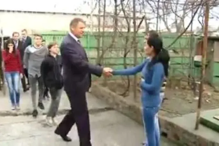 Gestul lui Iohannis în Ajunul Crăciunului. Ce surpriză i-a făcut unei fete de 14 ani VIDEO