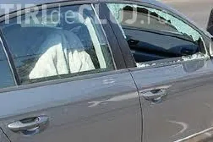 Mașină spartă în Florești! Hoțul a fost atras de un portmoneu plin cu BANI