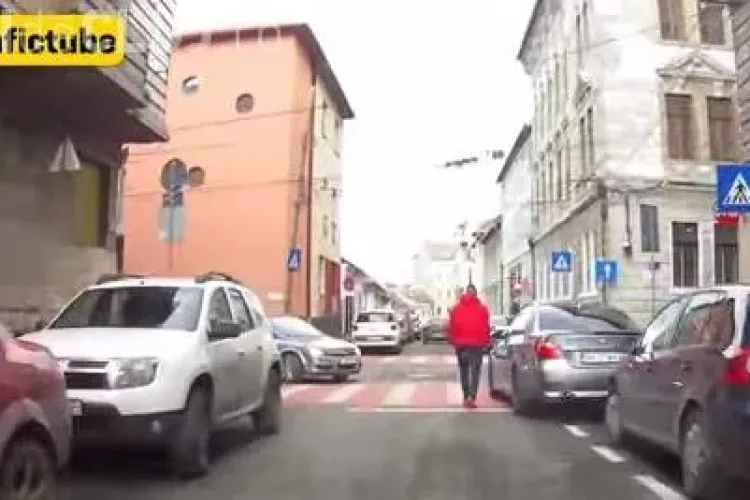 Parcare ”a la Cluj”! Și-a lăsat BMW-ul în intersecție, pe trecerea de pietoni VIDEO