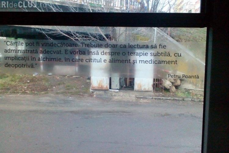 Citate din scriitori celebri lipite pe geamurile autobuzelor din Cluj-Napoca - FOTO