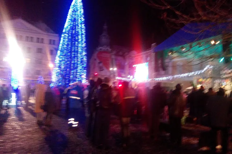 Au început concertele de Revelion din Piața Unirii. Clujenii încep să se strângă FOTO