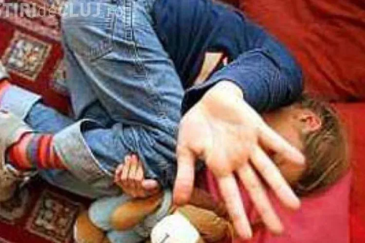 O femeie condamnată pentru că și-a bătut copilul a fost arestată la Turda