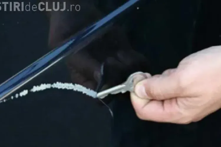 Bărbat prins de polițiști după ce a vandalizat o mașină în centrul Clujului