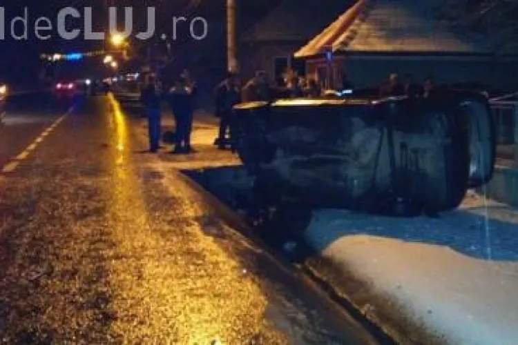 Accident rutier la Răscruci! O șoferiță s-a răsturnat cu Audi-ul după ce a lovit mașina din fața sa FOTO