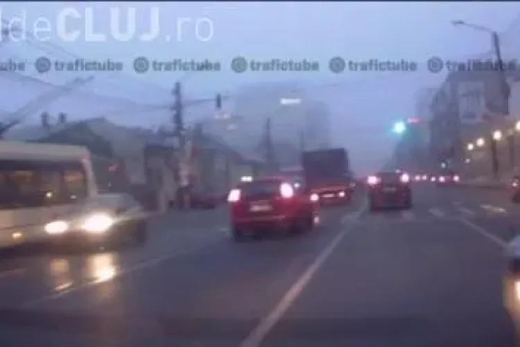 Șofer nesimțit la Cluj! I-a tăiat calea și apoi a trecut pe roșu - VIDEO