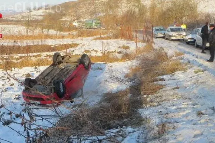 Accident la Cluj pe un drum înghețat! Două mașini s-au răsturnat - VIDEO