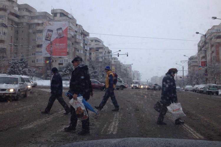 Șoferii clujeni, nemulțumiți de zăpada de pe străzi: Se vede că nu au băgat lama FOTO