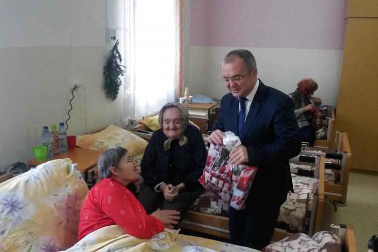 Primarul Emil Boc a împărțit daruri la azilul de bătrâni din Cluj-Napoca - VIDEO