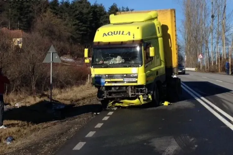 Accident pe Feleac! Un BMW s-a făcut PRAF, lovind un TIR. Șoferul a MURIT - VIDEO și FOTO