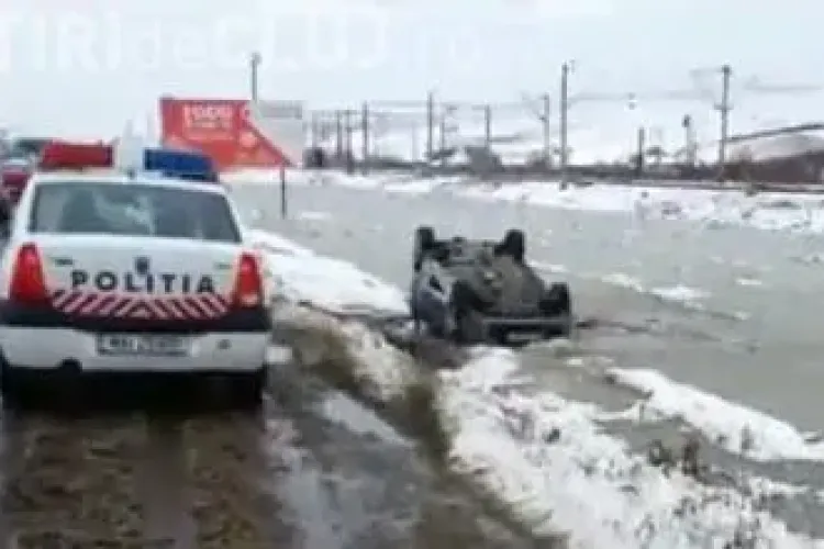 Vremea rea le dă bătăi de cap clujenilor! Un șofer s-a răsturnat cu mașina și a aterizat în gheață la Apahida VIDEO