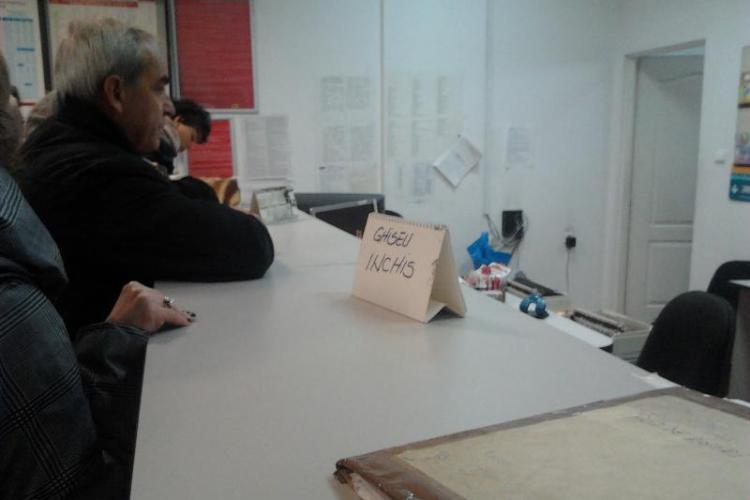 Clujenii sunt umiliți la Oficiul Poștal 11 din zona Gării - FOTO