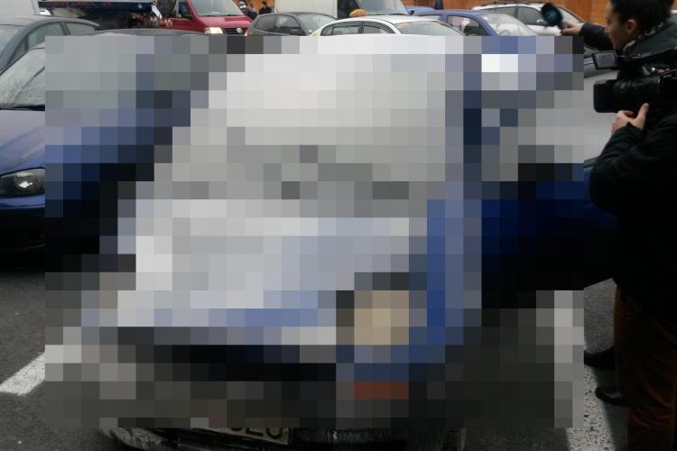 VIDEO - I-a luat foc mașina în fața clubului Vertigo, din Piața Unirii! Șoferul s-a luat cu mâine de cap
