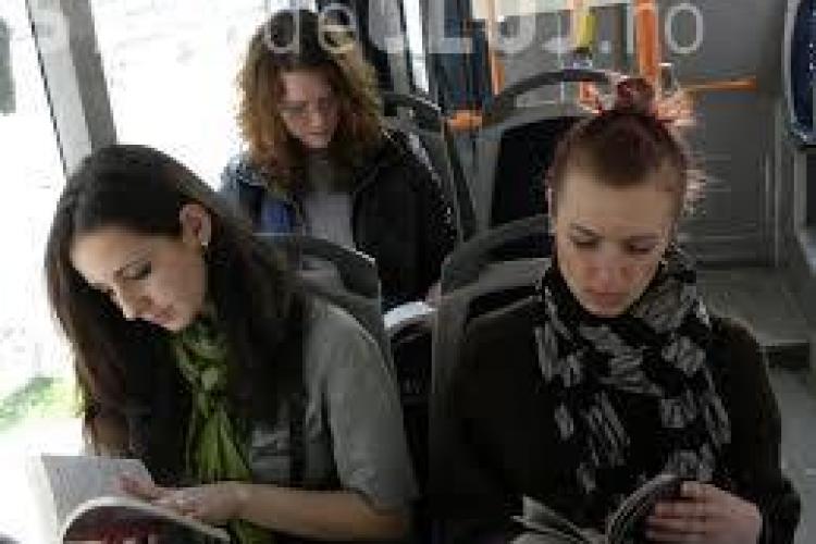 Lectură în autobuzele din Cluj-Napoca. Pe geamuri vor fi lipite autocolante cu citate celebre 