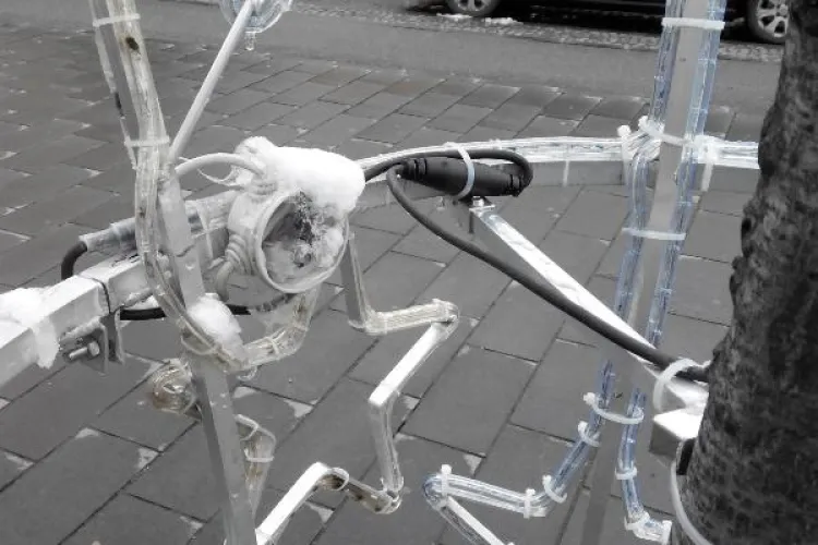 Decorațiunile de Crăciun de la Cluj prezintă pericol de electrocutare la atingere și au costat o AVERE - FOTO