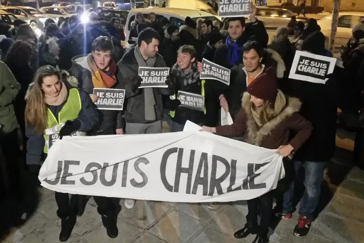 Cluj: 600 de oameni la un marș în memoria victimelor de la Charlie Hebdo - VIDEO și FOTO