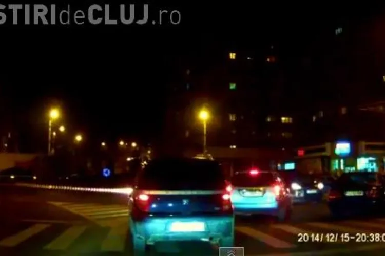 Cum să întorci mașina în mijlocul unui sens giratoriu. Un clujean a găsit ”soluția” VIDEO