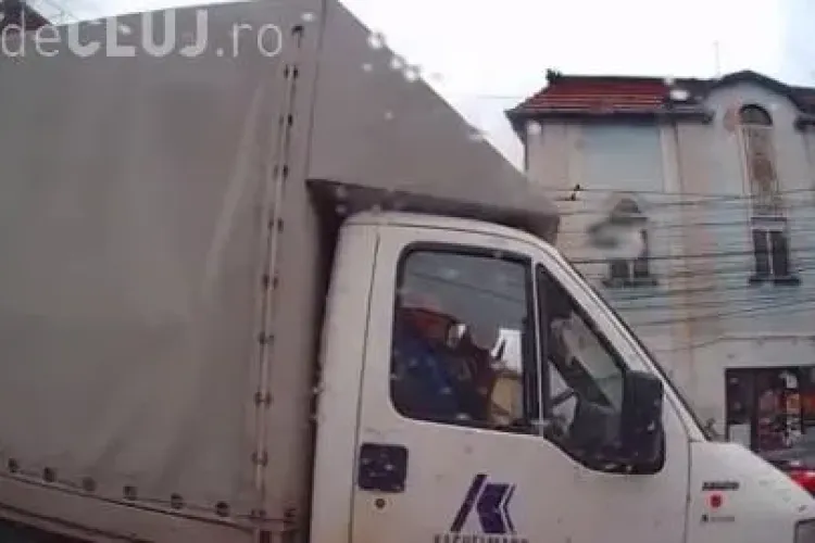 Incidente în traficul clujean. Un șofer a scos cuțitul pentru a amenința un taximetrist VIDEO
