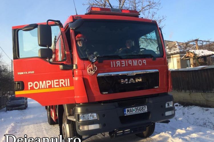 Incendiu într-un sat din Cluj. Un bătrân a ajuns la spital după ce a încercat să facă focul în sobă 