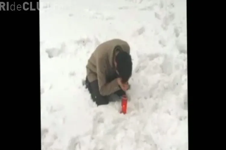 IMAGINI DUREROASE de la parastasul Aurei Ion. Fratele tinerei a căzut în genunchi - VIDEO