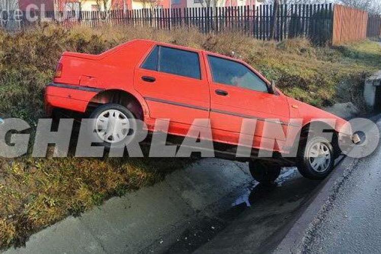 Un clujean a plonjat cu Dacia în șanț din cauza unui câine FOTO