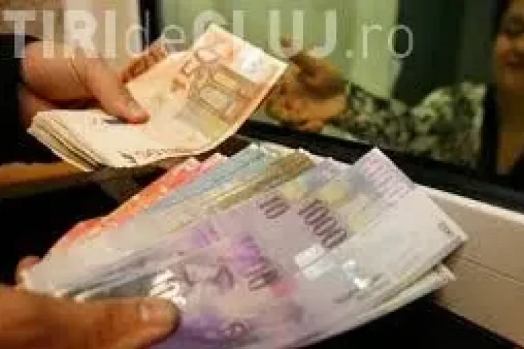 Aproximativ 200 de clujeni care au credite în franci elvețieni au ieșit la proteste în Piața Unirii