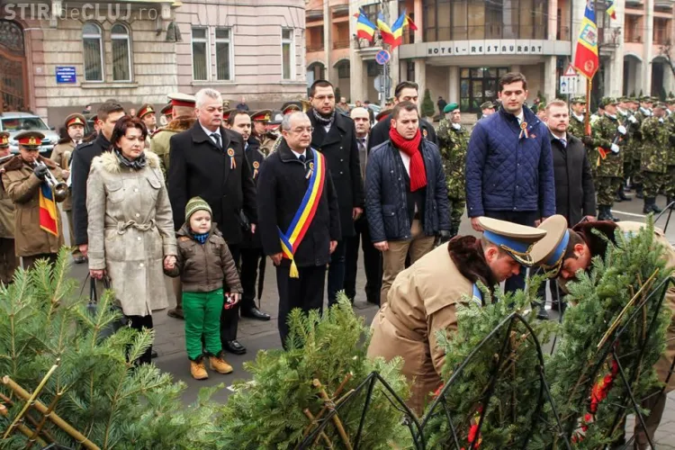 Emil Boc a jucat hora de Ziua Unirii Principatelor Române. I s-au alăturat prefectul și fostul ministru Aurelia Cristea FOTO