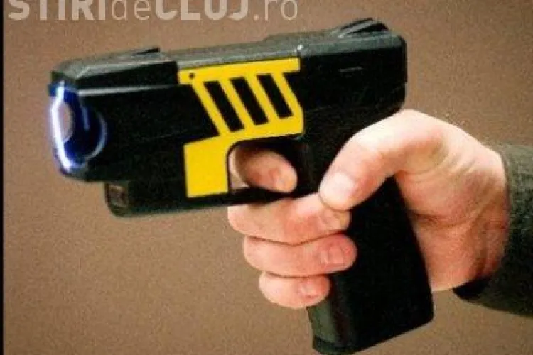 Cluj - Doi controlori CTP Cluj, atacați cu un pistol cu electroșocuri, într-un autobuz. Au fost fără REACȚIE