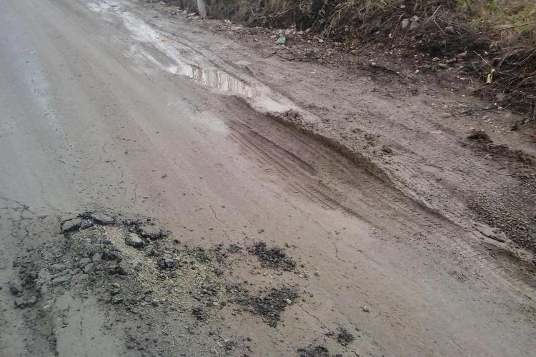 Locuitorii de pe strada Subcetate din Florești reclamă că asfaltul nou a și cedat! Primarul Horia Șulea dă explicații - FOTO