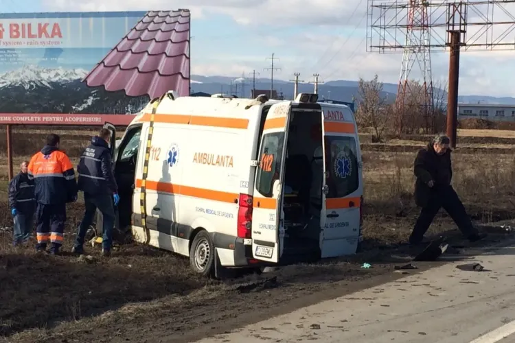 O ambulanță a lovit un Logan la intrare în Cluj. Șoferul a murit pe loc. IMAGINI surprinse ATUNCI - VIDEO