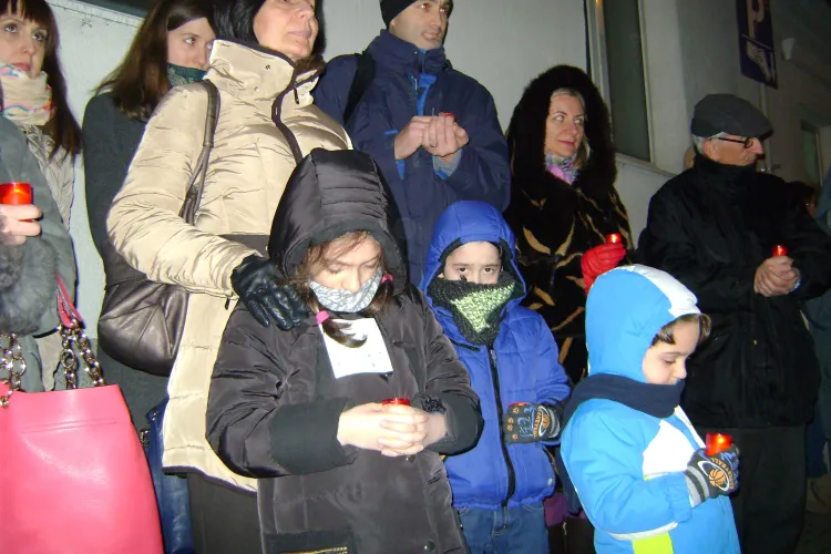 Rugăciune împotriva avortului la Cluj. Oamenii s-au adunat în fața Clinicii Stanca - FOTO