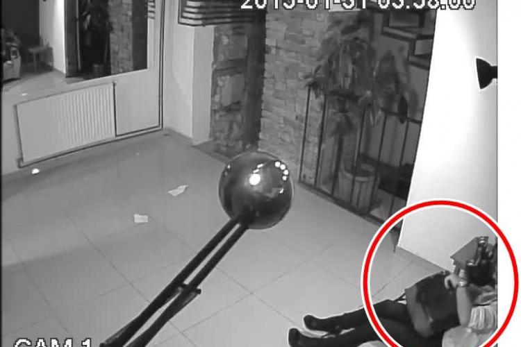 O pițipoancă a furat TELEFONUL FIX dintr-un bar din Cluj - VIDEO/ UPDATE: Hoața l-a returnat cu taxiul