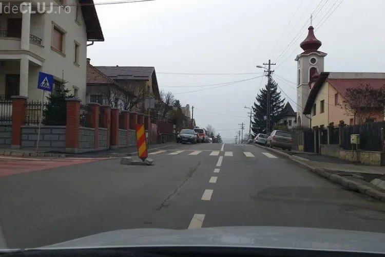 În Gruia, lângă stadionul CFR Cluj, Dorel a semnalizat o gaură de canal, dar a UITAT să o și repare - FOTO