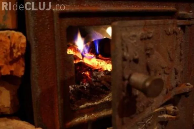 E incredibil. Câți bani ținea un bătrân în SOBĂ? Hoții l-au prădat