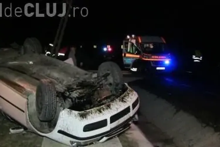 Accident spectaculos la Cluj. Doi frați au distrus un stâlp, s-au răsturnat cu mașina și au scăpat fără nicio zgârietură VIDEO