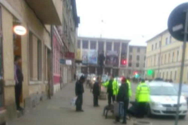 Scandal cu ţigani în faţa Primăriei Cluj-Napoca! Poliţia i-a luat cu binișorul - VIDEO