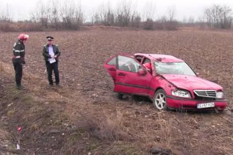 Accident cu trei victime la Coplean. O familie s-a răsturnat cu Mercedesul în câmp VIDEO
