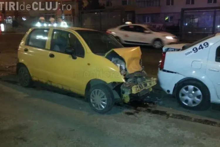 Accident în Mănăștur! Un șofer ar fi încercat să se sinucidă. A intrat cu Matizul în standul de taxi