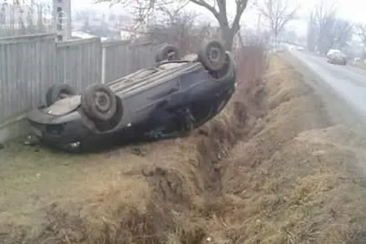 Accident rutier la Apahida. Un șofer s-a răsturnat cu mașina în șanț