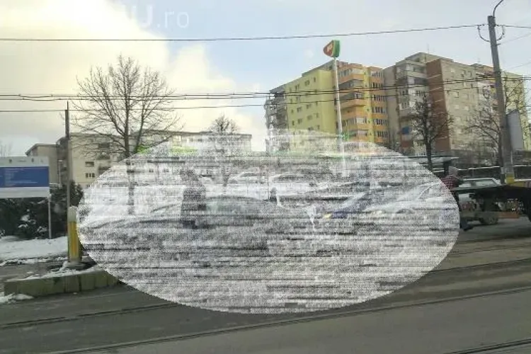 Șofer GHINIONIST la Cluj. Și-a bușit Mustangul de zeci de mii de euro în stația de tramvai FOTO