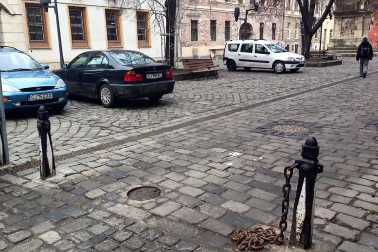 Piața Muzeului nu mai pietonală! Șoferii parchează, iar poliția locală nu îi amendează FOTO