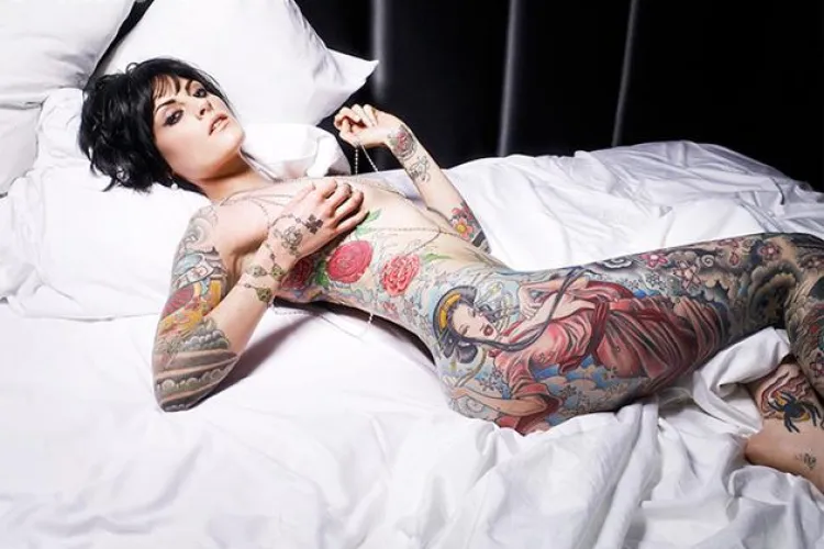 Scrisoare către pițipoancele tatuate. Le desființează!