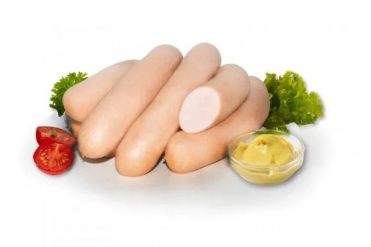 Din ce sunt făcuți crenvurştii de porc şi de pui. Să nu îi dați copiilor!