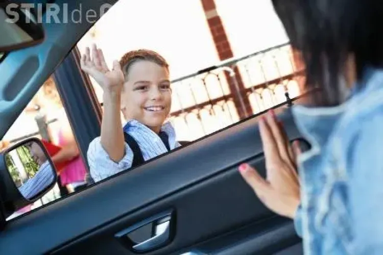 Locuri de parcare rezervate pentru părinții clujeni care își duc copiii la școală cu mașina