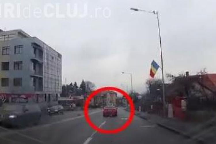 Pericol public la volan pe Calea Turzii! Șoferul pare rupt de realitate și circulă când pe-o bandă, când pe alta, când pe ...mijloc - VIDEO