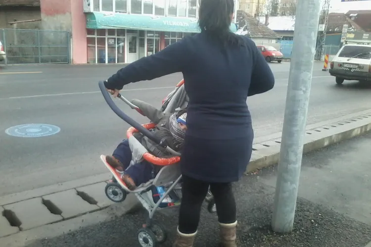 La Cluj e ca în Caracal! S-au grăbit să taie panglica și au uitat stâlpii în mijlocul trotuarului - FOTO