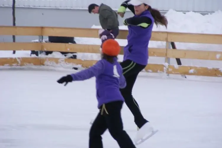 Demonstrații speciale de patinaj la Cluj, de Valentine's Day, la Patinoarul Fiesta